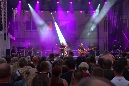 Koncert skupiny Čechomor naplnil hodonínské náměstí k prasknutí