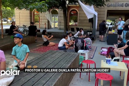 Prostor u porubské Galerie Dukla se díky Limitům hudby proměnil v pokojíček s čajovnou