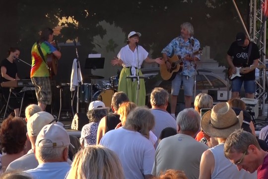 Koncert Petry Černocké s Bokomarou zaplnil strážnické náměstí