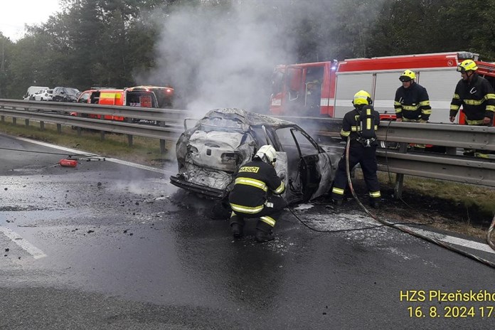 Smrtelná nehoda uzavřela dálnici D5. Po srážce s kamionem začalo hořet auto!