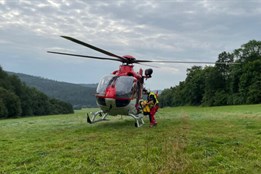 Letečtí záchranáři zasahovali u turisty s infarktem v náročném terénu na Bruntálsku