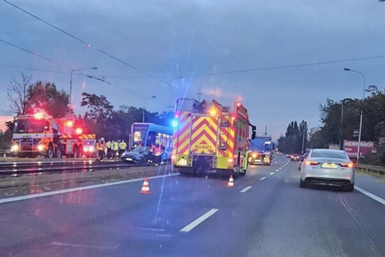 Řidič pod vlivem alkoholu a drog vjel do kolejiště a utekl. Do auta narazila tramvaj