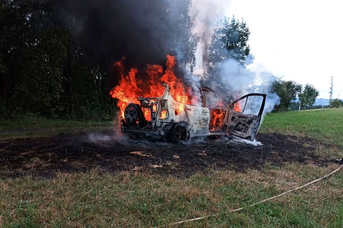 Osobní automobil začal za jízdy hořet. Když přijeli hasiči, byl už celý v plamenech