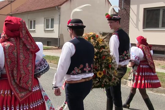 Neděle na letních slavnostech patřila dožínkám a mši