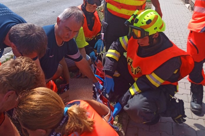 V Koryčanech se srazilo osobní vozidlo s motorkou. Pro motorkáře letěl vrtulník