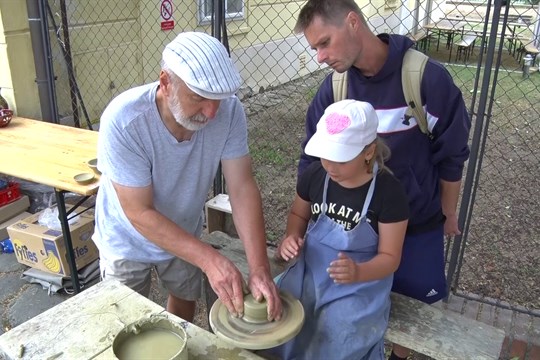 V Masarykově muzeu si děti během doprovodného programu umazaly ruce od hlíny