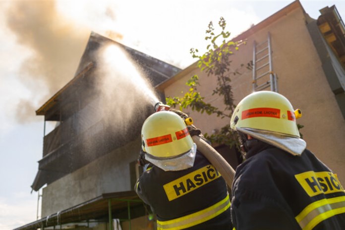 Nedbalost při rekonstrukci způsobila požár střechy v Komorní Lhotce