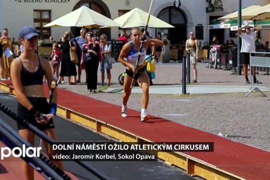 Dolní náměstí ožilo Atletickým cirkusem. V exhibičním závodu ve skoku o tyči se předvedli nejlepší tyčkaři