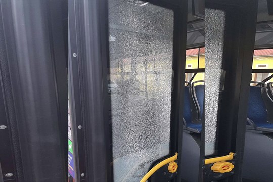 Dva cestující ve vzteku poničili tramvaj i autobus, hrozí jim vězení