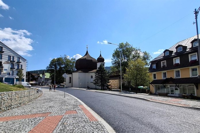 Měsíce objížděk skončily. V Železné Rudě už slouží řidičům zrekonstruovaný průtah městem