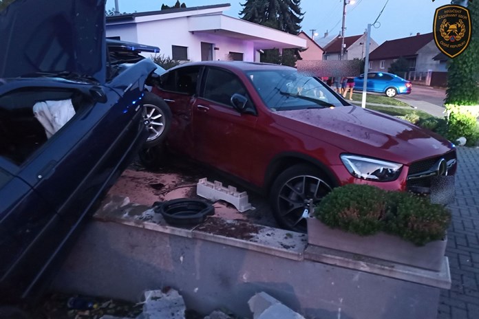 Řidič osobního vozidla narazil ve Lhotce do zídky a zaparkovaného auta