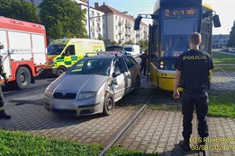 Na Slovanech se srazila tramvaj s autem. Zranil se řidič a dva cestující