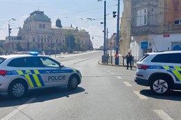 Aktualizováno: Podezřelý kufr u synagogy spustil velké manévry. Výbušný systém v něm nebyl