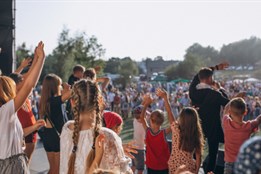 Do Dolní Lhoty u Ostravy se po letech vrací hudební festival Dolnolhotský buben