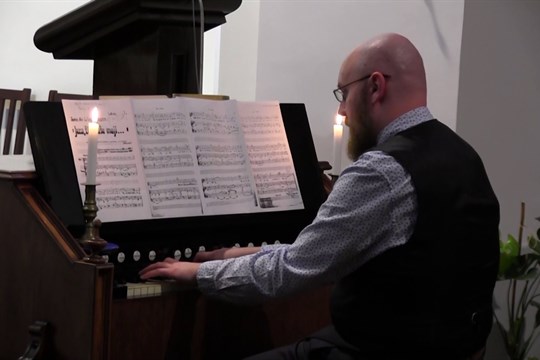 V Kostele svatého Bartoloměje znělo historické harmonium