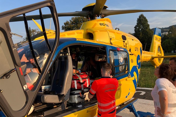 Pro tříleté dítě musel letět vrtulník. Zranila ho sekačka na trávu