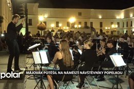 Symfonický dechový orchestr Májovák potěšil na náměstí návštěvníky Popelkou