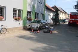 Pětatřicetiletý muž se vážně zranil po nebezpečném manévru na motorce. Navíc neměl ani řidičák