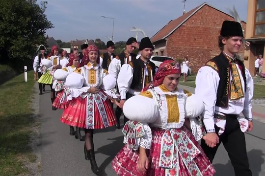 Mariánské hody v Sušicích zahájila mše u kapličky