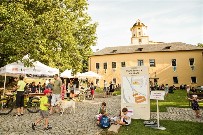 Stará řemesla na hradě Malenovice ukážou, jak se pralo prádlo popelem