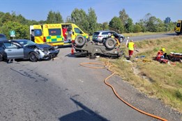 Převrácený historický jeep, sražený cyklista i havárie motorkáře. Vážné nehody na Novojičínsku