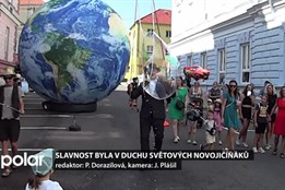 Slavnost byla v duchu světových Novojičíňáků, pouličním uměním a průvodem ožila i Divadelní ulice