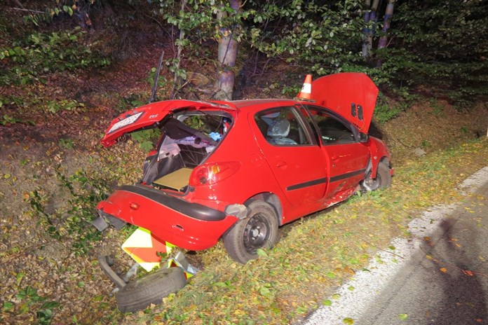 Opilá žena skončila s Peugeotem v příkopu. Nadýchala skoro tři promile