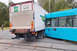 Srážka tramvaje a nákladního auta v Ostravě