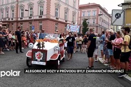 Alegorické vozy v průvodu slavnosti byly zahraniční inspirací