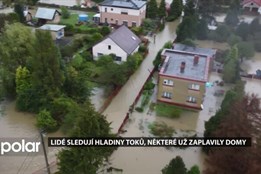 Lidé v obavách sledují hladiny toků, některé už jim zaplavily domy