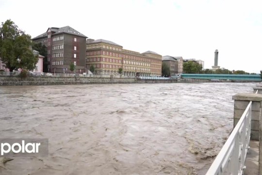 Rozbouřená Ostravice v centru Ostravy