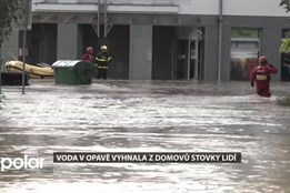 Řeka Opava v Opavě dál stoupá. Z domovů už vyhnala stovky lidí