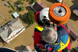 Dobrovolným hasičům se při záchraně lidí v Krnově převrátila cisterna