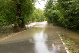 Rozlitá řeka zaplavila komunikace i sklepy