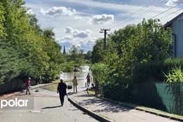 Hráz na Odře ve Slezské Ostravě vydržela a voda opadává, nejhorší je situace v Koblově a Antošovicích