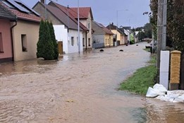 Policisté při povodních pomáhali při evakuaci, odkláněli provoz a pátrali po muži, který spadl do rozvodněného potoka