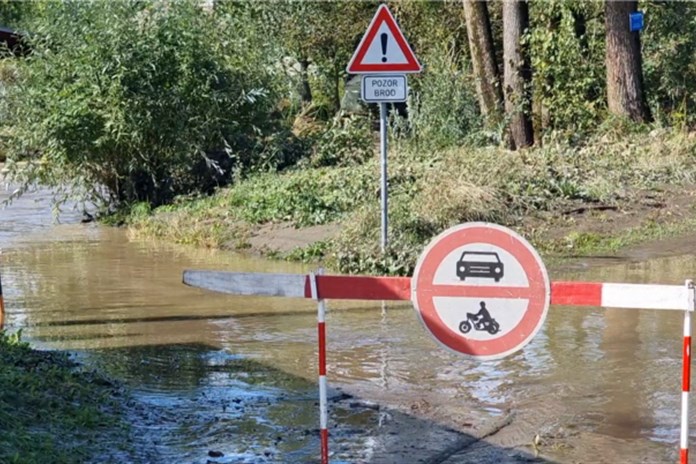 Zaplavené silnice se postupně uvolňují, v kraji platí několik omezení