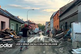 Voda mizí z ulic a lidé v Opavě tak začali s velkým úklidem. Všude jsou hromady zničených věcí