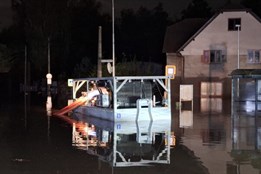 Hasiči dále pokračují v odčerpávání vody ze zaplavených území a nasazují další čerpadla