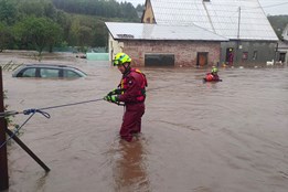 Hasiči během povodní zasahovali u dvou tisíc událostí, zachraňovali lidské životy.