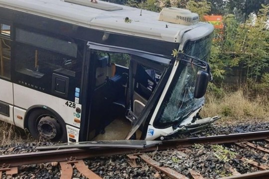 Autobus v Karlových Varech vyjel do kolejiště! 17 lidí odvezla záchranka