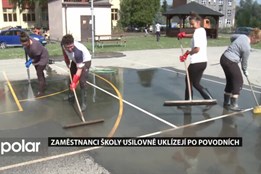 Učitelé i další zaměstnanci odklízejí následky povodní na škole v Ostravě-Přívozu