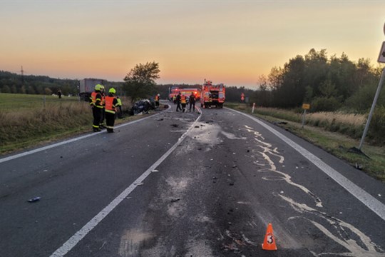 Řidič osobního vozu zemřel při čelní srážce s nákladním autem na Bruntálsku