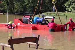 Velkokapacitní čerpadlo snižuje hladinu laguny