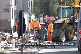 Množství odpadu ze zatopených domů je extrémní. Při odvozu musejí být lidé trpěliví