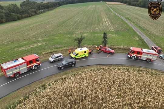 Úterní nehody na Kroměřížsku: převrácený traktor a srážka dvou osobáků. V jednom cestovaly tři děti