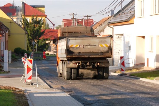 Ulice Školní v Ostrožské Nové Vsi má novou kanalizaci, chodníky i povrch