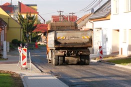 Ulice Školní v Ostrožské Nové Vsi má novou kanalizaci, chodníky i povrch