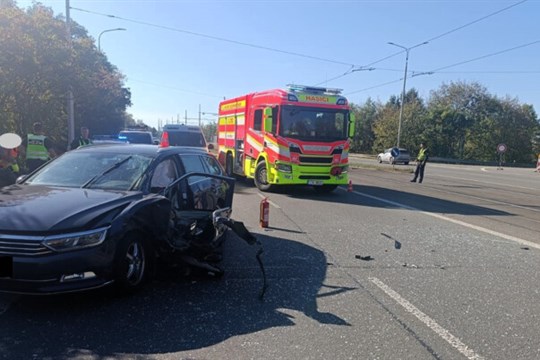 75letý řidič naboural v Ostravě autobus, bleskově pomohli policisté z Prahy