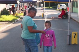 Bez aut se náves v Kvítkovicích a ulice Bartošova proměnily na Ulice pro lidi 